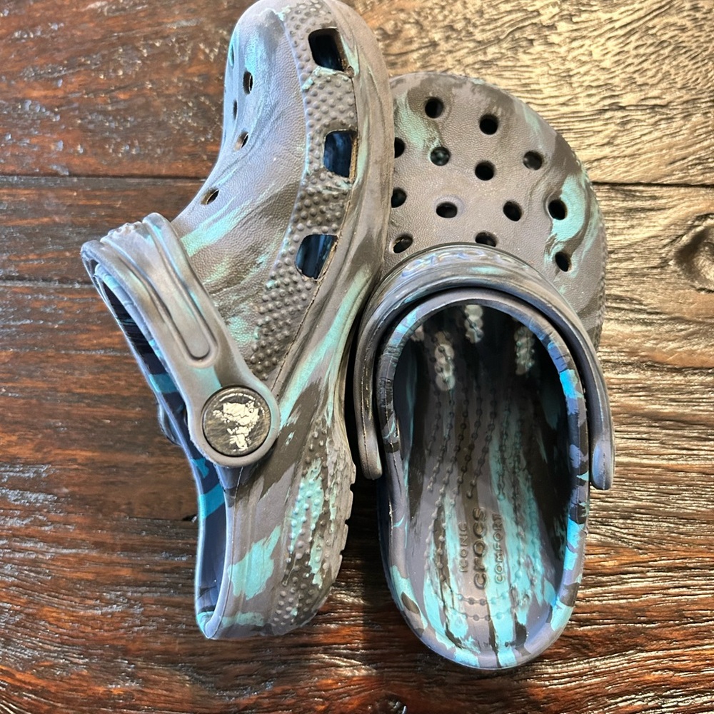 CROCS Kids Classic Clog in Gray and Teal Tie-Dye - Picture 4 of 5